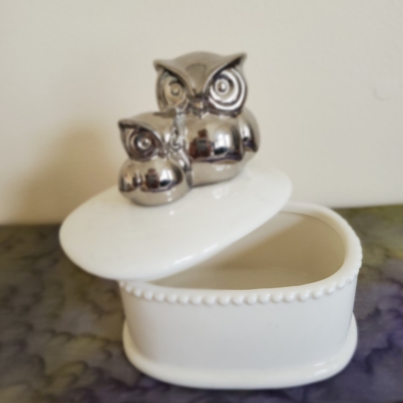 WHITE PORCELAIN CERAMIC JEWELERY BOX WITH SILVER TONE OWLS SITTING ON  THE LID - Picture 1 of 7